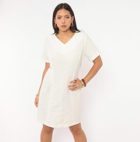 60s White Shift Dress V Neck Short Sleeve Mod Go Go A Line Jacquard Swirl Quilted Cream Bridal Wedding Summer Party Vintage Medium M