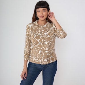 Giacca vintage anni &#39;60 beige bianca con stampa floreale astratta, doppiopetto, lunghezza corta, modello swing, camicetta leggera, taglia L
