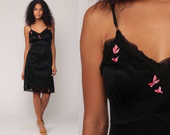 Mini abito sottoveste anni '70 in nylon nero camicia da notte pizzo ROSA FLOREALE Lingerie gotico vintage anni '70 vita impero spalline sottili goth piccolo medio