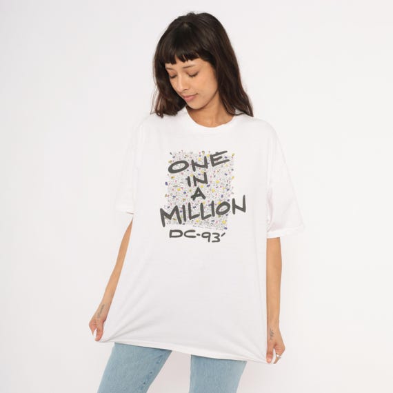 One In A Million DC 93 Crowd Graphic Tee White Cotton Novelty Print Boxy Relaxed Fit Streetwear Summer Top Vintage 90s Shirt Extra Large XL
