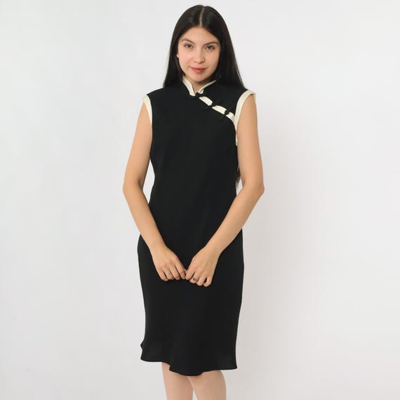 Vintage Asian Style Dress 90s Black Party Midi Dress Sleeveless Cheongsam Style White Mandarin Collar Sheath 1990s Frog Closure Small 6