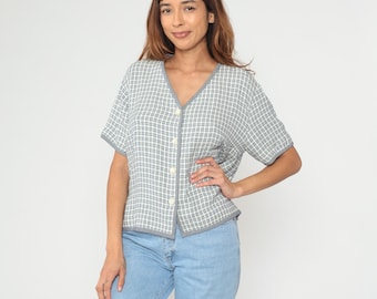 Blusa xadrez azul estilo anos 90, modelo cottagecore, manga curta, em rayon, com botões frontais, estilo vintage minimalista, ideal para o verão, tamanho G.