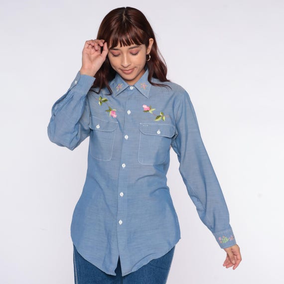 70s Embroidered Chambray Shirt Blue Floral Rose Button Front Long Sleeve Cottagecore Prairie Western Denim Style Blouse Vintage Small S
