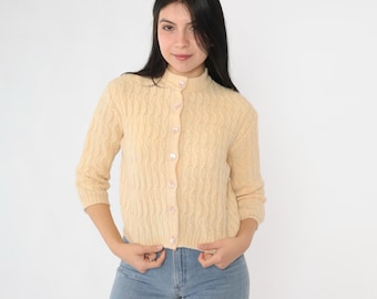60er Creme Zopfmuster Cardigan Cropped Wollmischung Pullover mit Knöpfen 3/4 Ärmel Retro Basic Zopfmuster Strickmode Vintage 1960s Extra Small xs