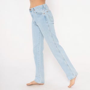 Op de afbeelding: Lichtblauwe denim jeans met een klassieke rechte pijp. De jeans heeft een knoop- en ritssluiting, voor- en achterzakken en riemlussen. De licht gewassen denim heeft een vervaagde uitstraling.