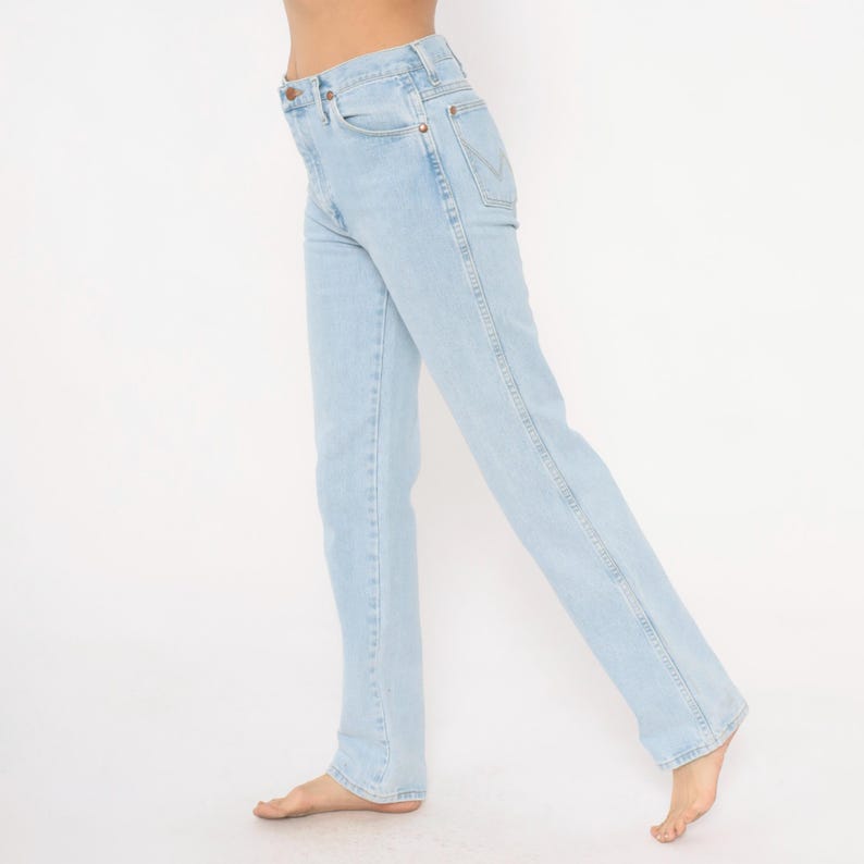 Op de afbeelding: Lichtblauwe denim jeans met een klassieke rechte pijp. De jeans heeft een knoop- en ritssluiting, voor- en achterzakken en riemlussen. De licht gewassen denim heeft een vervaagde uitstraling.