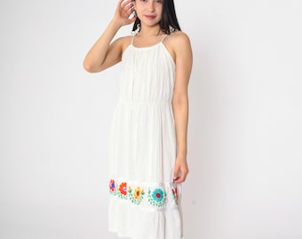 Vintage biała meksykańska sukienka letnia z lat 80., haftowana kwiatowo, sukienka midi z ramiączkami spaghetti, kwiat, wysoka talia, midi, boho, plisowana, lata 80., średnia