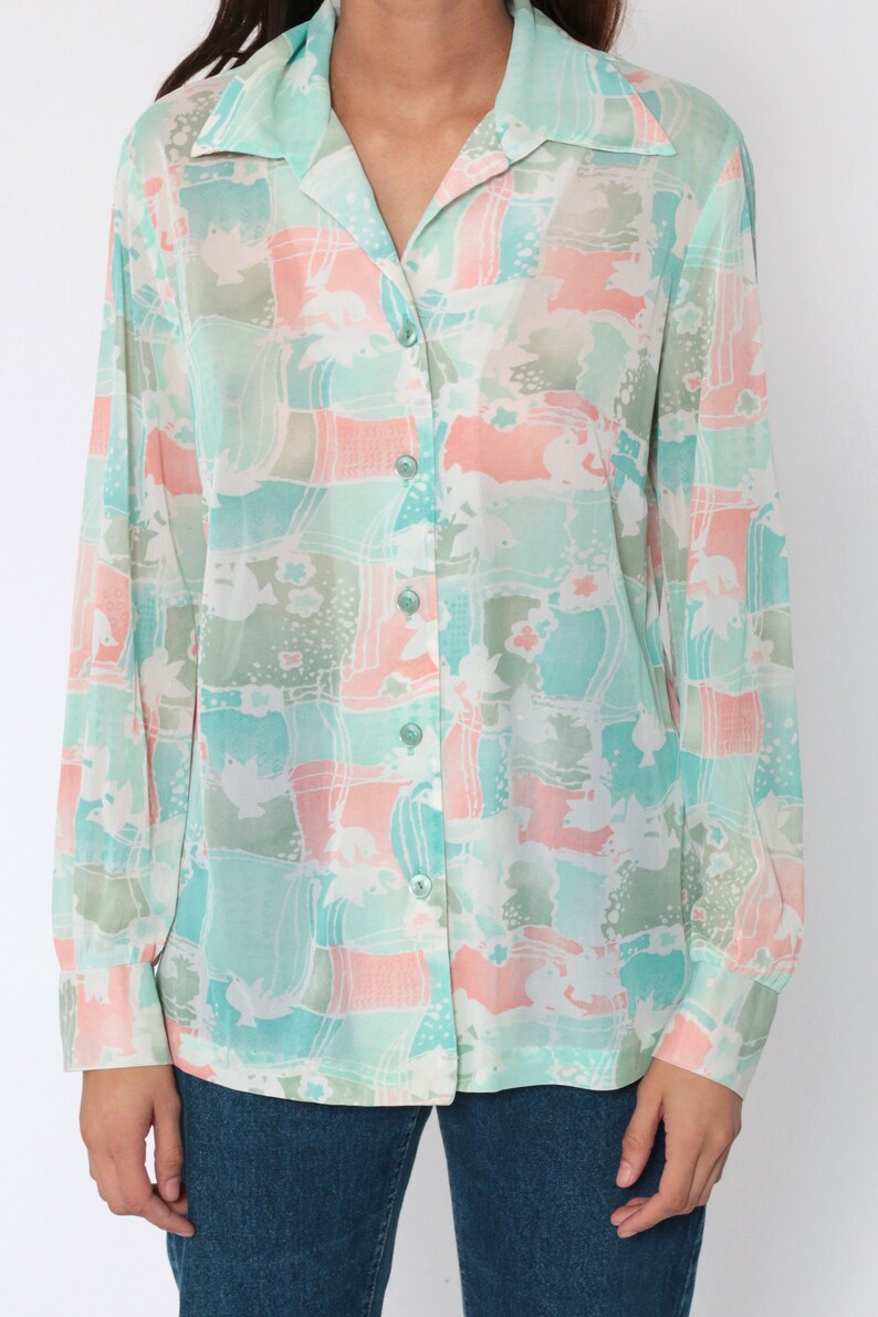 Puede incluir: Camisa abotonada con estampado de bloques de color pastel. La camisa tiene cuello y mangas largas. La paleta de colores incluye tonos de verde menta, melocot&oacute;n y blanco, creando una est&eacute;tica suave y vintage.