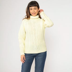 70s Turtleneck Sweater Pale Yellow Cable Knit Sweater 80s Retro Pullover Cableknit Jumper Turtle Neck Vintage 1970s Acrylic Medium M