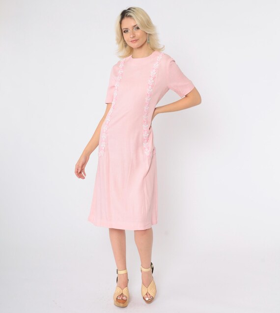 Vintage 60s Pink Mod Dress Embroidered Floral Daisy Trim Short Sleeve Midi Shift Pastel Drop Waist Pleated Hem 1960s Small S