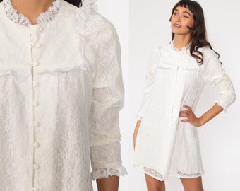 Robe en dentelle blanche des années 60 Robe bavoir des années 70 Mini Robe Party Boho Shift Hippie Dreamy vintage Boho Minidress Manches longues Bouton jusqu’à Petit S