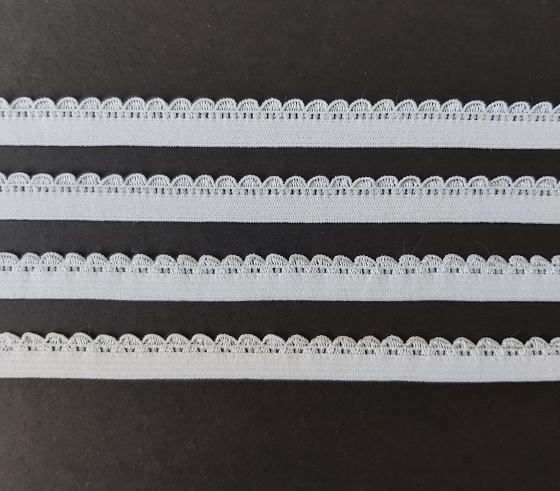 Pu&ograve; includere: Quattro pezzi di bordino elastico bianco con bordo a festoni. Il bordino &egrave; largo circa 1,2 cm.