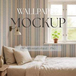 Puede incluir: Maqueta de dormitorio con una cama con ropa de cama y almohadas beige, sobre un papel pintado a rayas en beige y azul claro. Se ve una ventana con una planta en maceta y una lámpara de pared. Se muestra el texto "WALLPAPER MOCKUP".
