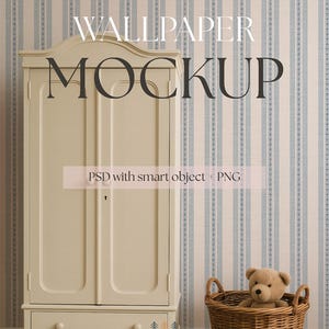 Op de afbeelding: Een crèmekleurige kledingkast met een lade en een sleutelgat staat tegen een gestreepte behangachtergrond. Een gevlochten mand met een teddybeer staat op de vloer. De afbeelding bevat de tekst "WALLPAPER MOCKUP" en "little forest DIGITAL".