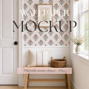 Peut inclure: Intérieur de pièce avec un banc, un coussin et un panier, devant un papier peint floral. Une impression botanique encadrée est accrochée au mur. Le texte "WALLPAPER MOCKUP" est visible. Le banc est en bois clair.