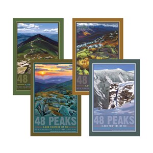 Puede incluir: Cuatro pósters de estilo vintage con vistas panorámicas de montañas en New Hampshire. Cada póster tiene el texto "48 Peaks" y "4,000 Footers of NH" con el lema "Live Free and Hike".