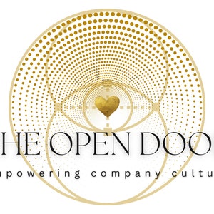 Op de afbeelding: Een gouden logo met een gestileerd hart in het midden, omringd door concentrische cirkels van gouden stippen. De tekst "THE OPEN DOOR" staat onder het hart, en de tekst "empowering company culture" staat daaronder.