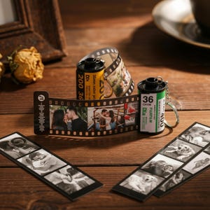 Pode incluir: Um porta-chaves personalizado composto por um cartucho de filme 35mm em miniatura com uma tira extraível de fotografias impressas. O cartucho está rotulado como Fujifilm X-TRA 400 e 36 exposições. A tira de filme exibe fotos a cores e a preto e branco.