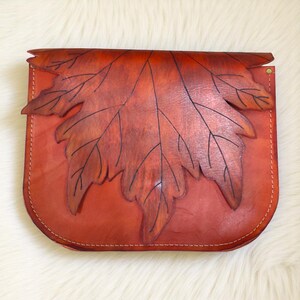 Ahornblatt Leder Umhängetasche - Handgemachte, Handbemalte Herbst Handtasche, Natur inspiriertes Geschenk für Frauen, künstlerische Schultertasche, Geschenk für Sie