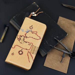 Cartera de cuero personalizada para hombre: diseño de mapa del mundo pintado a mano, tarjetero fino cosido a mano, cartera minimalista de cuero genuino, regalo para él.
