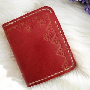Cartera de cuero hecha a mano: tarjetero plegable delgado pintado a mano con motivos turcos, diseño artístico cosido a mano, regalo de cuero genuino para ella.
