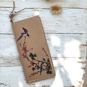 Carteira de couro personalizada feita à mão, com desenho de gaio-azul pintado à mão, bolsa fina de couro artística com porta-cartões, costurada à mão, visual vintage