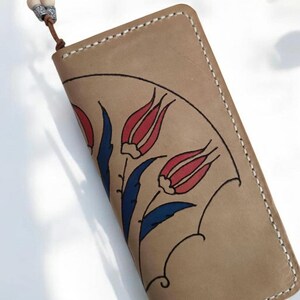 Cartera de cuero personalizada y hecha a mano, monedero pintado a mano con tulipán quemado al fuego, tarjetero fino y artístico, cosido a mano, obra de arte única.