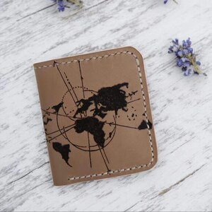 Cartera de cuero personalizada y hecha a mano: diseño de mapa del mundo pintado a mano, tarjetero fino y artístico, cuero genuino, regalo de viaje para él, uso diario.