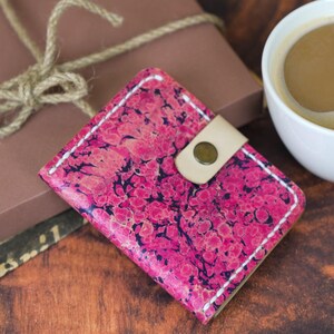 Cartera de cuero personalizada: delgada, plegable, con diseño marmoleado pintado a mano, artística cartera rosa hecha a mano, regalo único para ella, para uso diario.