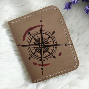 Cartera de cuero personalizada para hombre: tarjetero plegable delgado pintado a mano, billetera artística hecha a mano para uso diario, regalo para él, cuero auténtico.