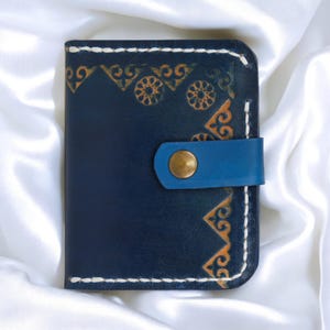 Portafoglio in vera pelle, sottile a due ante con motivi turchi incisi a mano, portafoglio unisex blu fatto a mano, regalo artistico culturale per lui o per lei