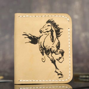 Cartera de cuero personalizada, con motivo de caballo quemado pintado a mano, monedero plegable fino, tarjetero artístico único, billetera personalizada, 11 x 9 cm