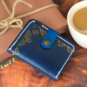 Cartera de cuero personalizada: billetera delgada plegable hecha a mano, diseño artístico personalizado inspirado en motivos turcos, regalo único para él o ella.
