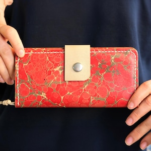 Cartera de cuero personalizada: delgada, plegable, efecto mármol rojo cosida a mano, unisex, regalo compacto hecho a mano para él o ella.