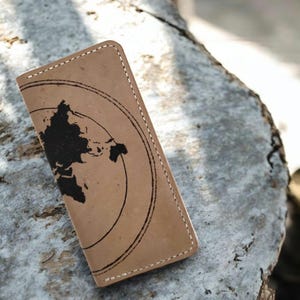 Cartera de cuero personalizada para hombre: diseño de mapa del mundo pintado a mano, tarjetero fino cosido a mano, cartera minimalista de cuero genuino, regalo para él.