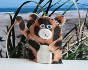 Leopard finger puppet