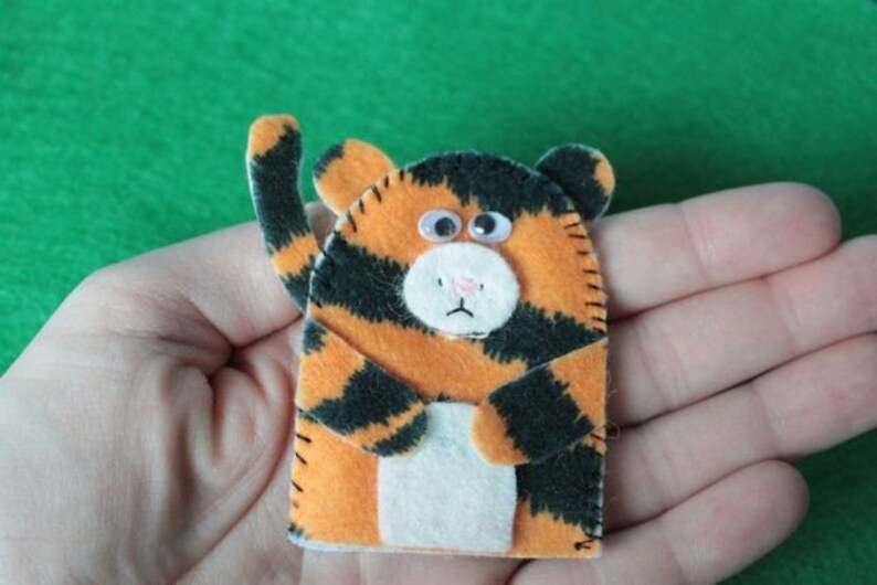 Tiger finger puppet image 4