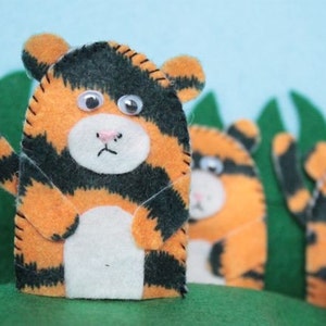 Tiger finger puppet image 3