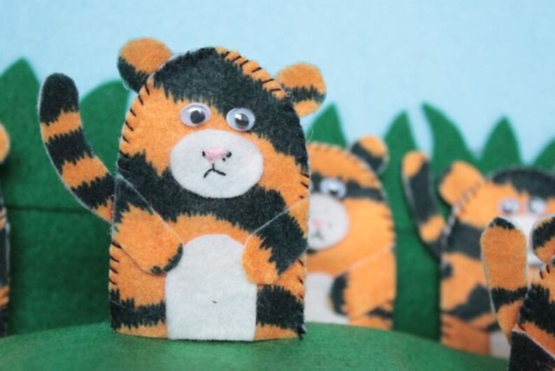 Tiger finger puppet image 3