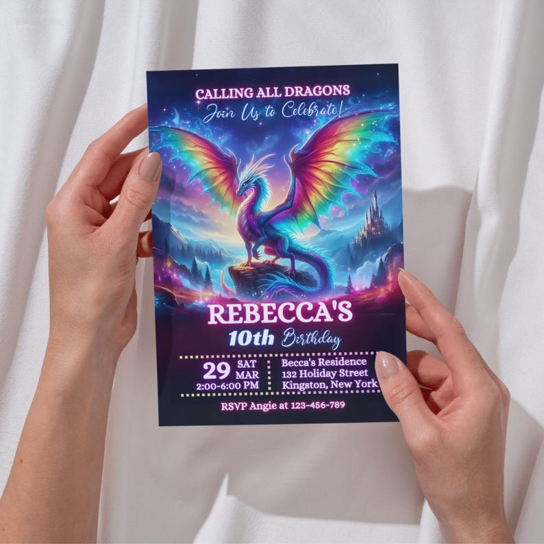Peut inclure: Une invitation d'anniversaire sur le th&egrave;me de la fantaisie. Elle pr&eacute;sente un dragon color&eacute; avec des ailes arc-en-ciel, sur fond de ch&acirc;teau et de ciel &eacute;toil&eacute;. Le texte indique "Calling All Dragons" et "Rebecca's 10th Birthday."