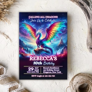 Peut inclure: Une invitation vibrante sur le th&egrave;me de la fantaisie. Elle pr&eacute;sente un dragon color&eacute; avec des ailes arc-en-ciel sur fond de montagnes et de ch&acirc;teau. Le texte dit "Calling All Dragons, Join Us to Celebrate!" et annonce le 10e anniversaire de Rebecca.