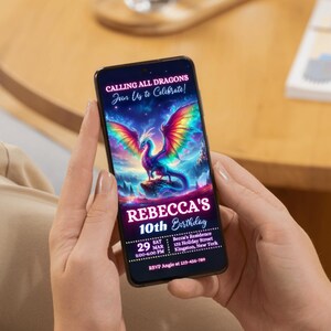 Peut inclure: Un smartphone affiche une invitation d'anniversaire avec un th&egrave;me fantastique. Le texte indique "APPEL &Agrave; TOUS LES DRAGONS, Rejoignez-nous pour c&eacute;l&eacute;brer !" et "10e anniversaire de REBECCA." L'invitation pr&eacute;sente un dragon aux ailes arc-en-ciel.