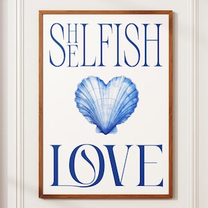 Peut inclure: Une affiche encadrée avec les mots "SELFISH LOVE" en bleu marine. Un coquillage bleu en forme de cœur est centré entre les mots. L'affiche est dans un cadre en bois marron et sur fond blanc.