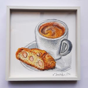 Puede incluir: Una ilustración dibujada a mano de una taza de café y una galleta biscotti. El café está en una taza blanca con un borde marrón y el biscotti es de color marrón claro con almendras visibles. La ilustración está firmada "Sheuchabu / 24".