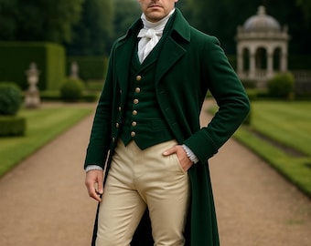 Könnte beinhalten: Ein Mann in einem Regency-Outfit mit einem dunkelgrünen Mantel, einer Weste und einem schwarzen Zylinder. Er trägt beige Kniebundhosen und schwarze Reitstiefel. Das Outfit wird durch eine weiße Krawatte ergänzt. Der Text "REGENCY ATTIRL" ist enthalten.