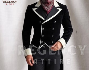 Può includere: Una giacca da smoking in velluto nero con revers e polsini in raso bianco. La giacca ha una chiusura a doppio petto e una coda lunga. La giacca è indossata su una camicia bianca e pantaloni neri.