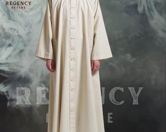 Könnte beinhalten: Ein langer, cremefarbener Robe mit Stehkragen und Knopfleiste vorne. Die Robe hat weite Ärmel und eine fließende Silhouette. Das Regency Attire-Logo ist in der oberen linken Ecke sichtbar. Der Text "REGENCY ATTIRE" ist ebenfalls sichtbar.
