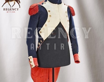 Peut inclure: Une veste militaire bleue avec des accents blancs et rouges. La veste a un col montant et des boutons dorés. La veste est sur un mannequin.