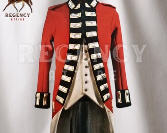 Puede incluir: Una chaqueta militar roja con ribetes negros y botones dorados. La chaqueta se lleva sobre un chaleco blanco y pantalones negros.