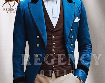 Può includere: Una giacca di velluto blu con rifiniture in velluto nero e bottoni dorati. La giacca ha un gilet marrone con una camicia bianca sotto. Il testo "Regency Attire" è visibile sulla giacca.